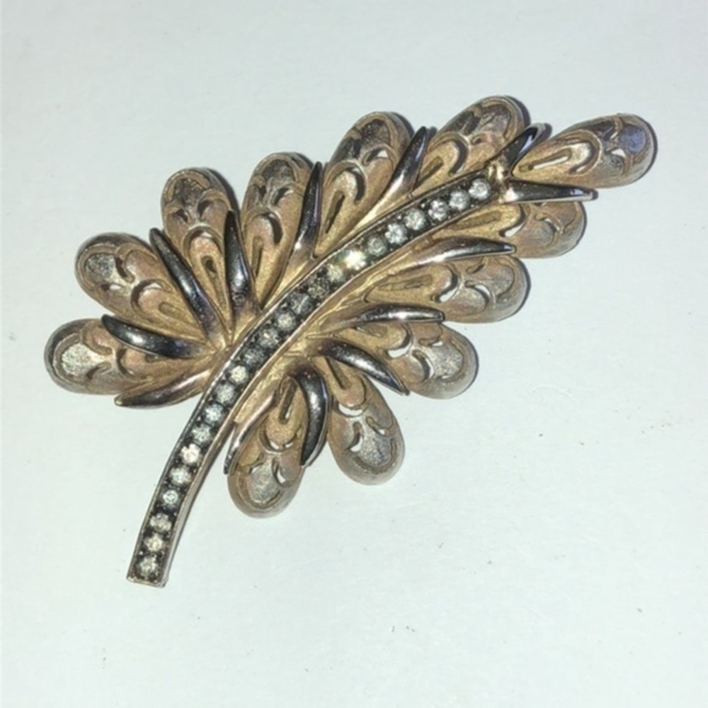 HAR Signed Vintage Leaf Rhinestone Brooch Shoulder Pin - Picture 1 of 6